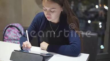 一位女士用手写笔在数码平板电脑上慢镜头